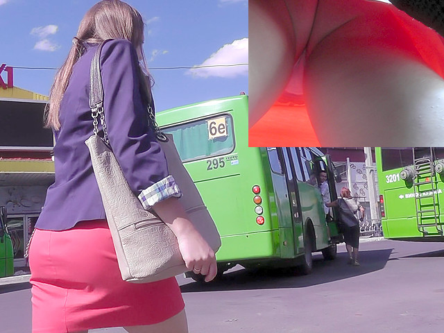 Real upskirt in bus presents pretty girl's butt